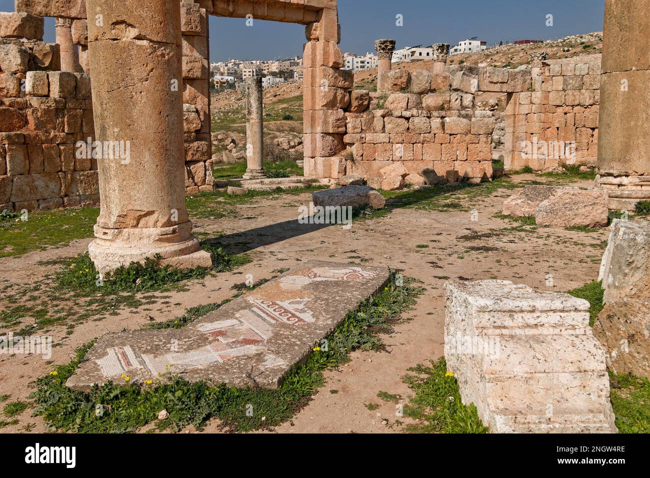 Vista della porta d'ingresso alla Chiesa di San Giovanni Battista nell'antica città greco-romana di Jerash, Giordania. Credit: MLBARIONA/Alamy Stock Photo Foto Stock