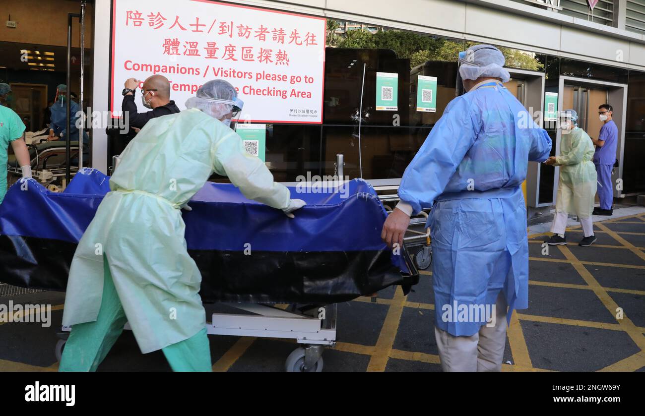 Gli operatori medici sono occupati a spostare i corpi morti in uno spazio limitato disponibile presso il Queen Elizabeth Hospital in Giordania sotto la quinta ondata di focolai di coronavirus. 08MAR22 SCMP / Jelly TSE Foto Stock