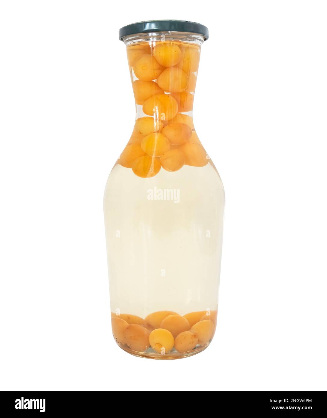 Bottiglia di vetro con composta e bacche isolate su fondo bianco. Vasetto confezionato di succo o composta. Fette di frutti di bosco dolci in scatola. Foto Stock