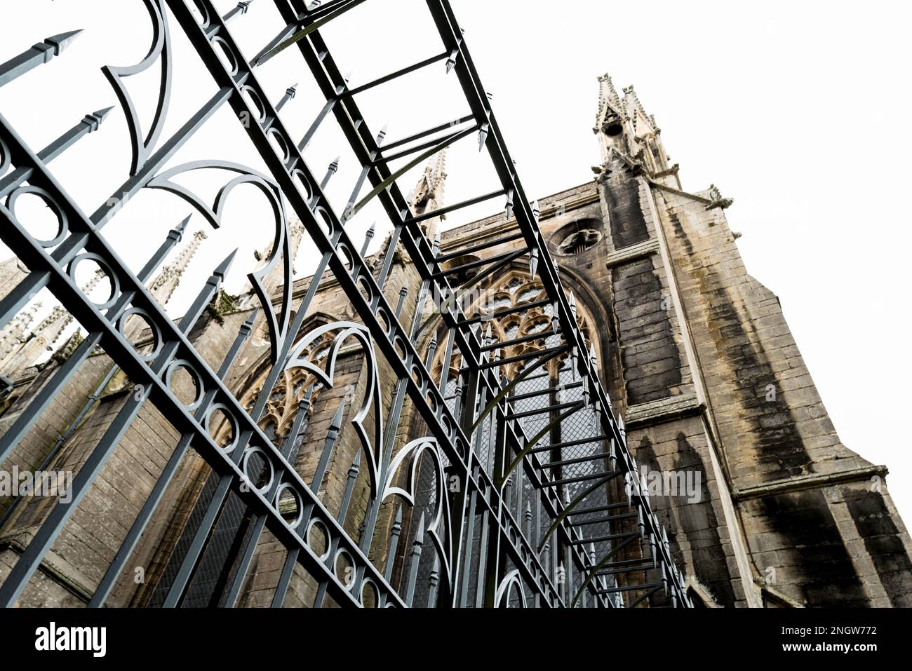Aspetto verticale di un cancello protettivo e metallico a punta visto all'ingresso di una cattedrale inglese in Anglia orientale. Foto Stock