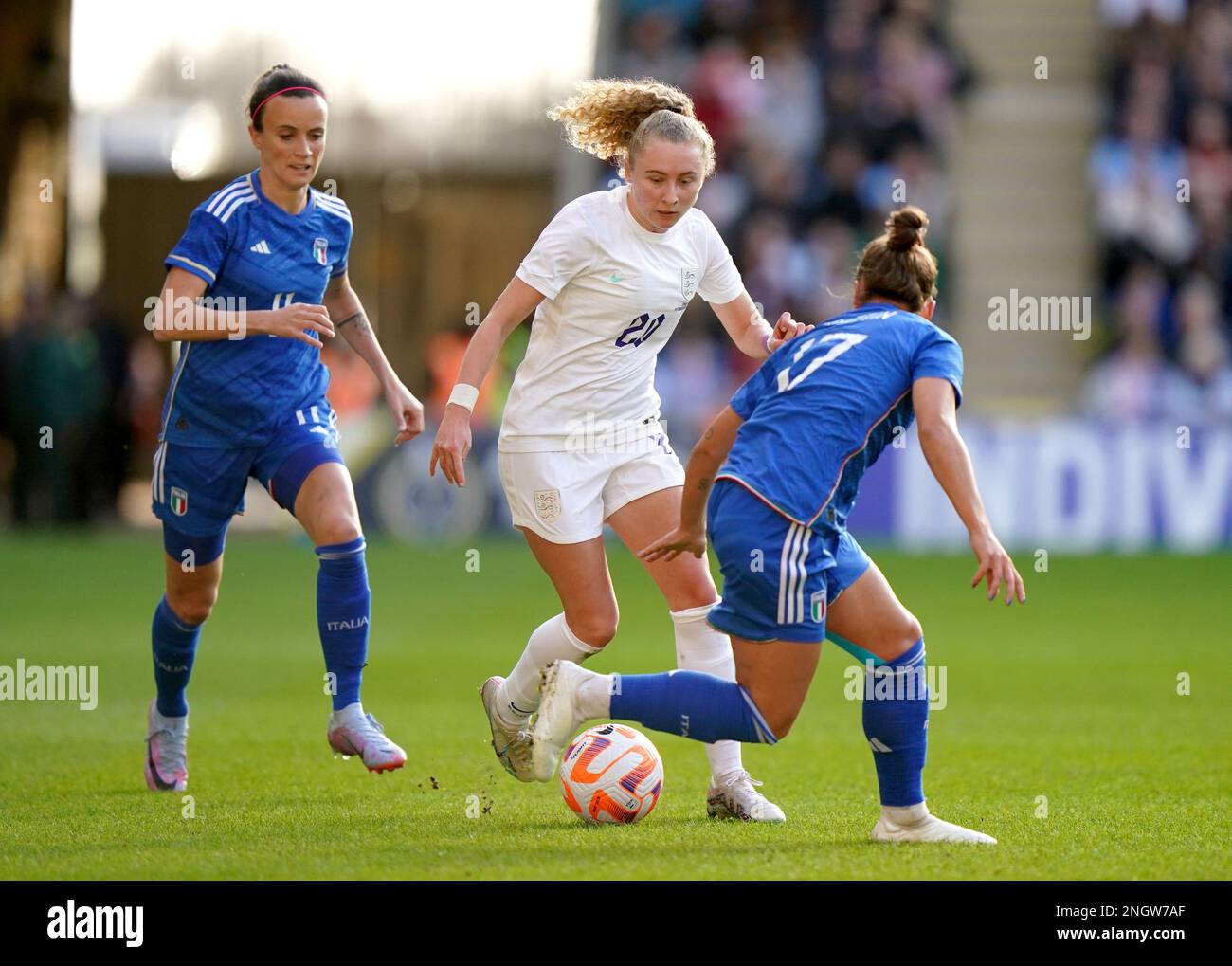 Katie Robinson (centro) in Inghilterra in azione con Barbara Bonansea (a sinistra) e Lisa Boattin durante la partita della Arnold Clark Cup presso la Coventry Building Society Arena di Coventry. Data immagine: Domenica 19 febbraio 2023. Foto Stock