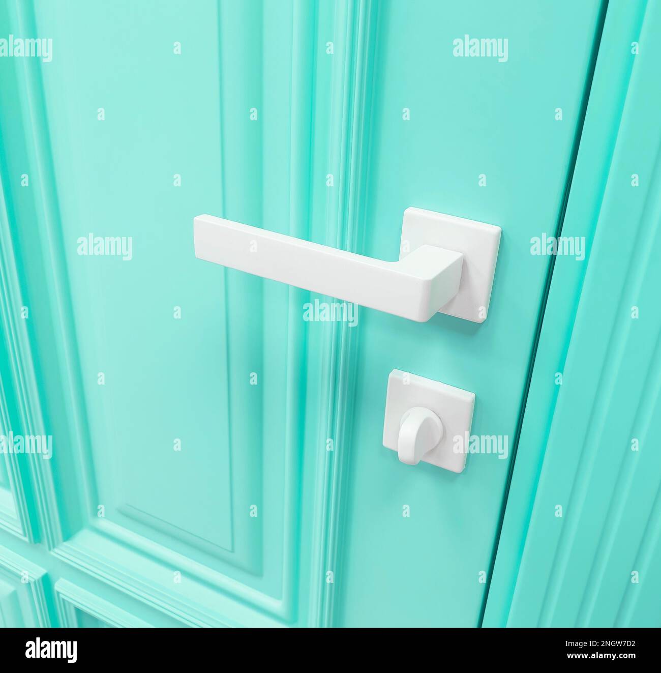 Chiusura dell'elemento della maniglia della portiera. Sfondo della maniglia della portiera. Concetto di accessori per interni di design Foto Stock