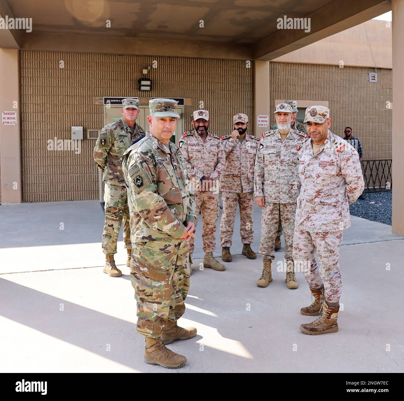 Il giorno del Ringraziamento, il maggiore Gen. Mark D. McCormack, comandante generale della Divisione di Fanteria 28th, ha accolto quattro alti ufficiali delle forze della Terra del Kuwait a Camp Arifjan. La festa parlò e si scambiò regali all'Area Support Group - Kuwait HQ, poi cenò e mangiò il tè insieme in una delle nostre sale da pranzo, il 24 novembre 2022. Foto Stock