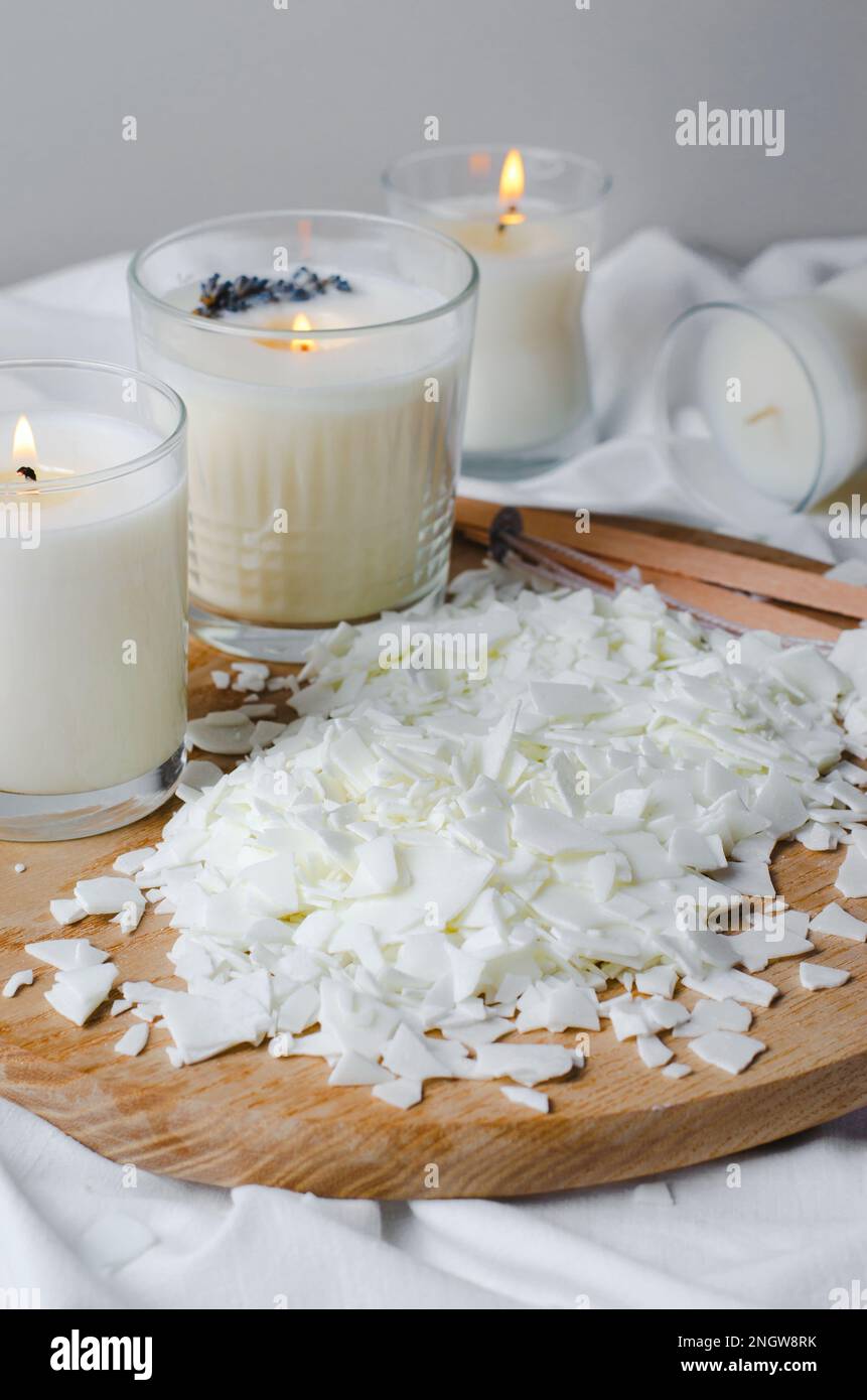 Candele di soia e cera di soia, candele profumate naturali fatte a mano in  bicchieri Foto stock - Alamy