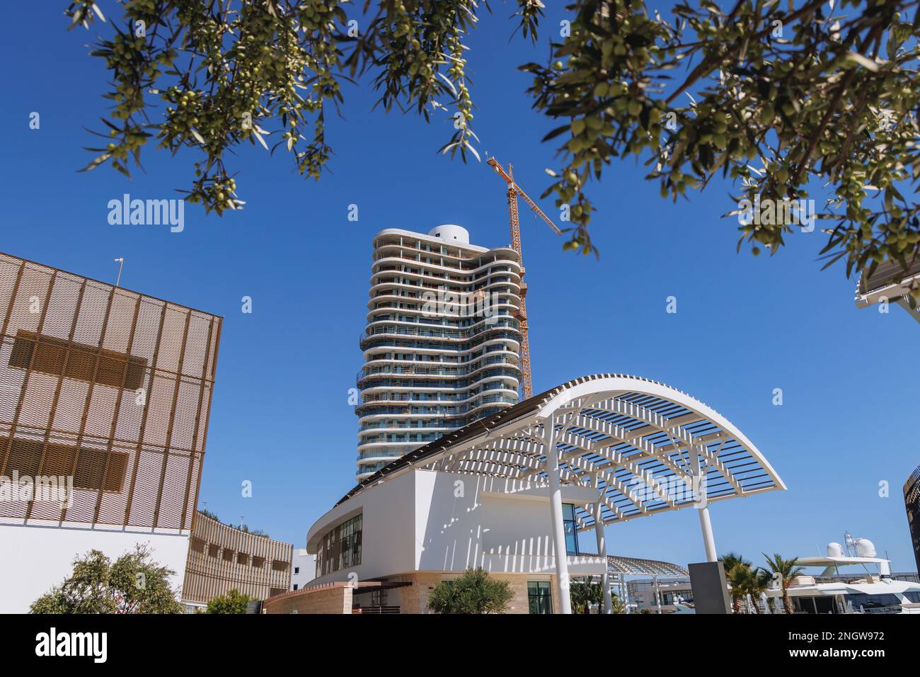 Sito di costruzione di una delle torri di New Ayia Napa Marina in Ajia Napa resort nel paese isola di Cipro Foto Stock