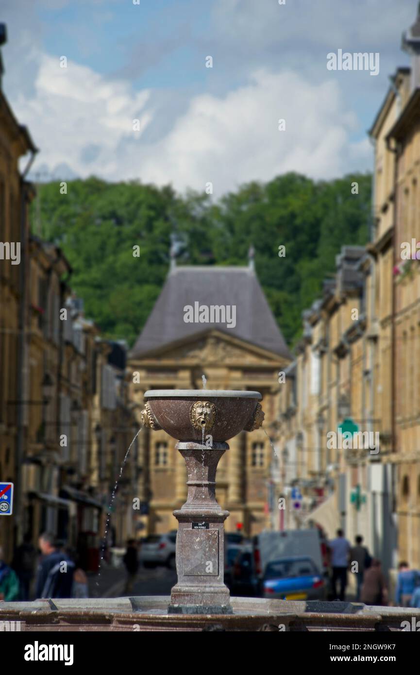 Le chef-lieu du departement des ardennes est celebre pour sa magnifique Place Ducale considereee comme la soeur de la Place des Vosges a Parigi. VUE su Foto Stock