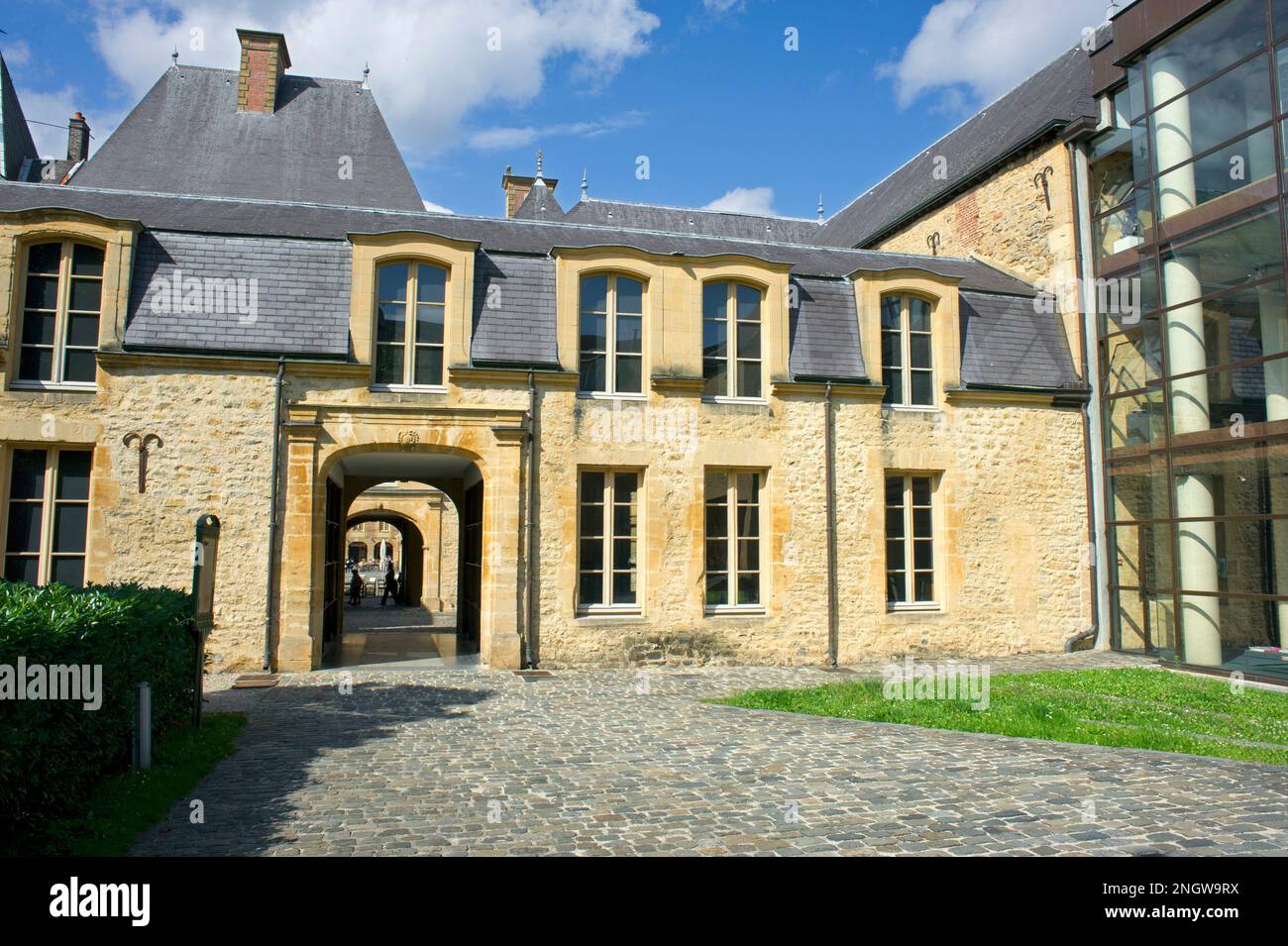 Le chef-lieu du departement des ardennes est celebre pour sa magnifique Place Ducale considereee comme la soeur de la Place des Vosges a Parigi. VUE su Foto Stock