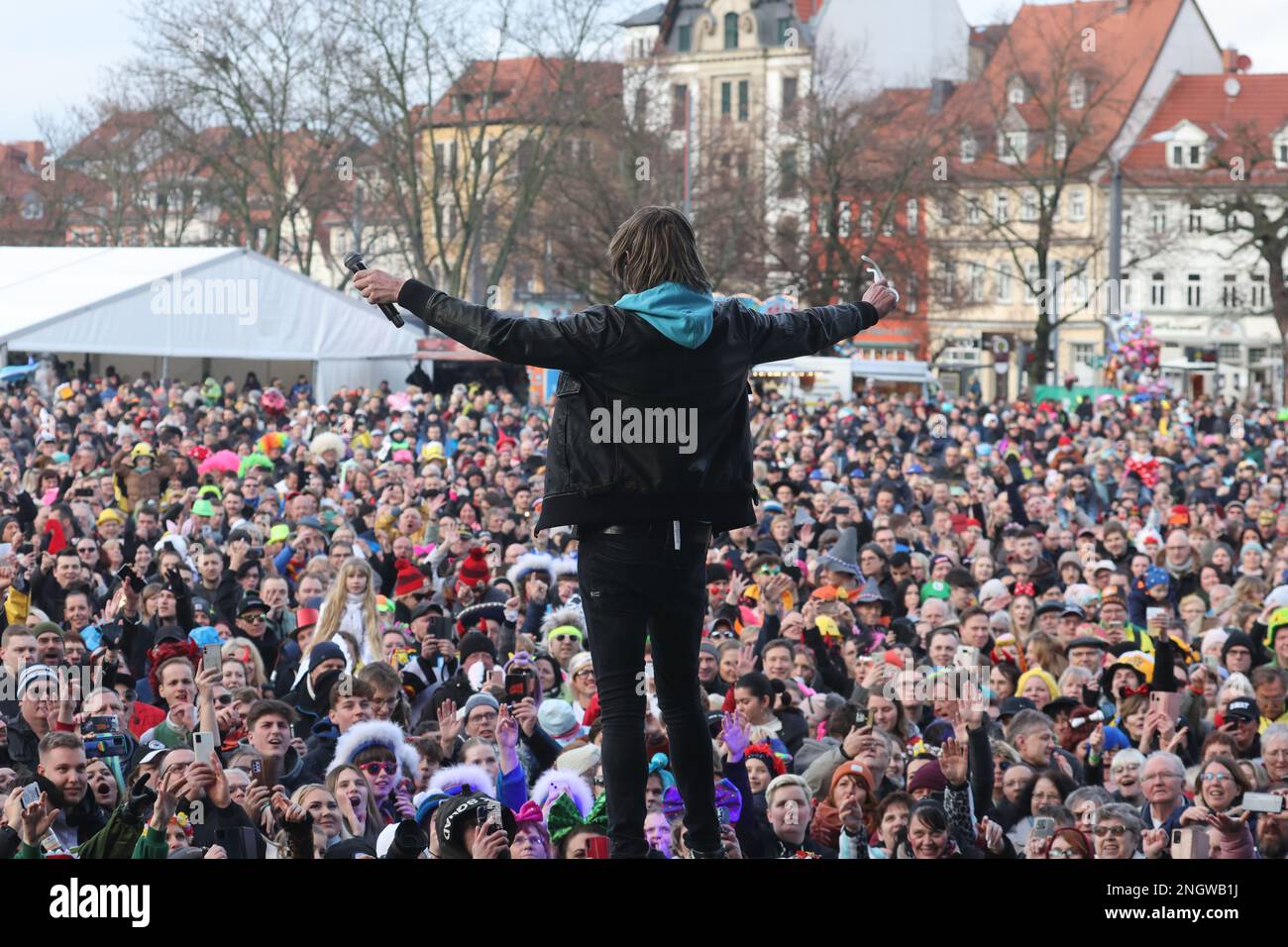 Erfurt, Germania. 19th Feb, 2023. La cantante pop Mickie Kraus canta al folto Old Town Festival di Domplatz. L'effettiva sfilata tradizionale attraverso il centro della città è stata cancellata per motivi di costo. Credit: Bodo Schackow/dpa/Alamy Live News Foto Stock