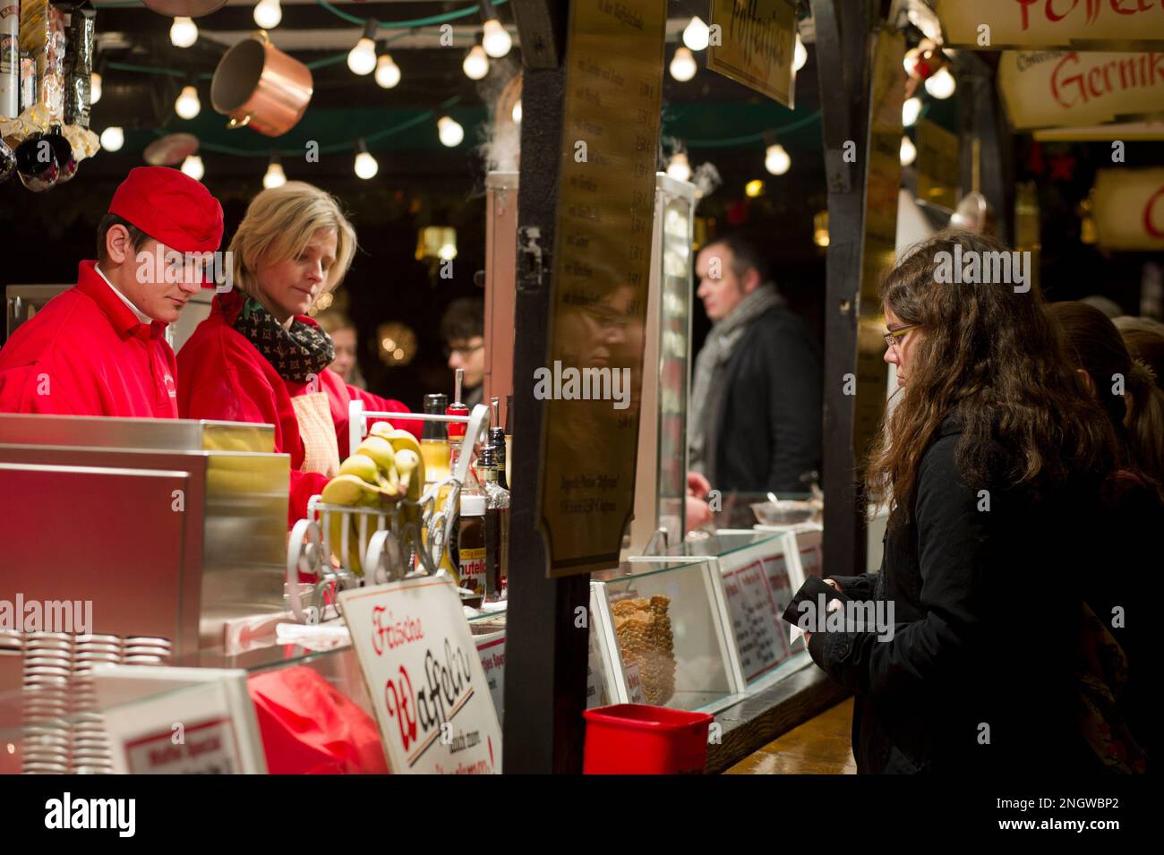 Bonn Marche de Noel sur plusieurs Places de la Cite. Produits de bouche, vin chaud, saucisses allemandes et nombreuses idees cadeaux en font un marche Foto Stock