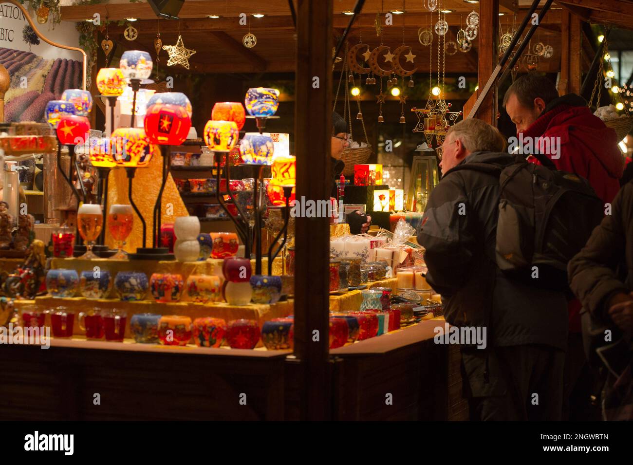 Bonn Marche de Noel sur plusieurs Places de la Cite. Produits de bouche, vin chaud, saucisses allemandes et nombreuses idees cadeaux en font un marche Foto Stock
