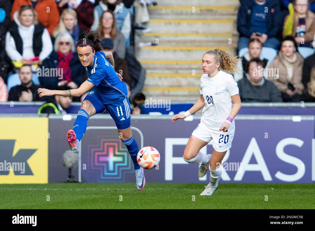 Coventry, Regno Unito. 19th febbraio 2023. Coventry, Regno Unito. 19th febbraio 2023Barbara Bonansea d'Italia (L) e Katie Robinson d'Inghilterra durante la partita della Arnold Clark Cup tra le Donne d'Inghilterra e l'Italia alla Coventry Building Society Arena, Coventry, domenica 19th febbraio 2023. (Foto: Gustavo Pantano | NOTIZIE MI) Credit: NOTIZIE MI & Sport /Alamy Live News Foto Stock