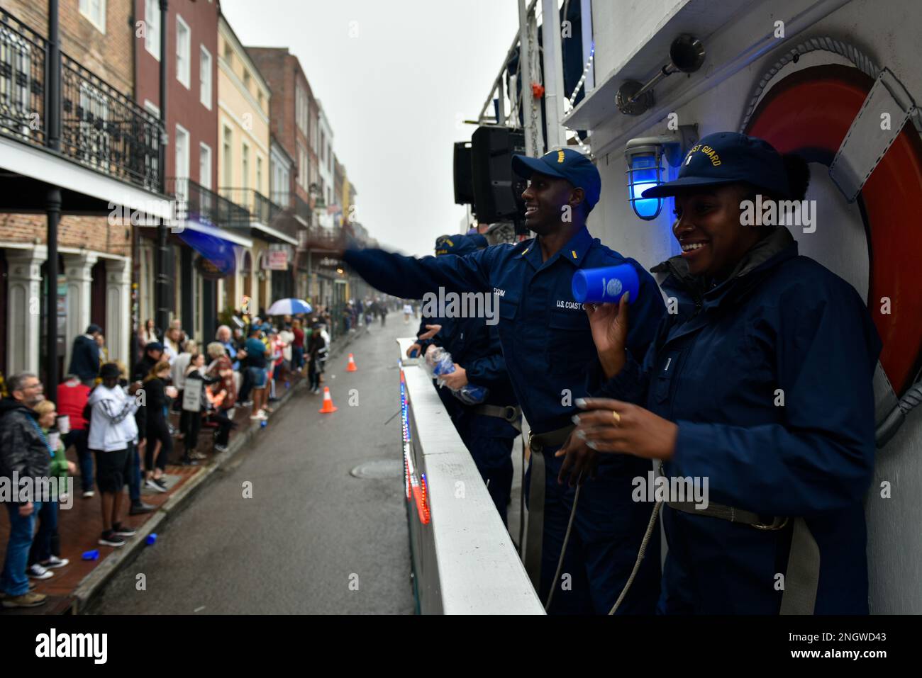 Le unità della Guardia Costiera di tutto il settore di New Orleans hanno partecipato alla parata Bayou Classic a New Orleans, Louisiana, 26 novembre 2022. Durante la parata i membri hanno buttato fuori diversi oggetti tra cui tazze, braccialetti, palloni da calcio, fischi e cordini. Foto Stock