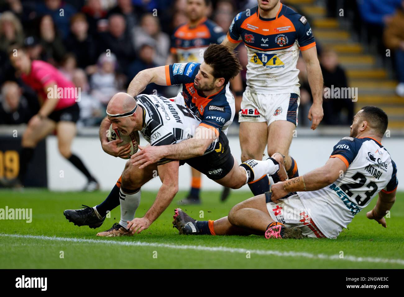 Danny Houghton del FC Hull segna durante la partita della Betfred Super League al MKM Stadium di Hull. Data immagine: Domenica 19 febbraio 2023. Foto Stock