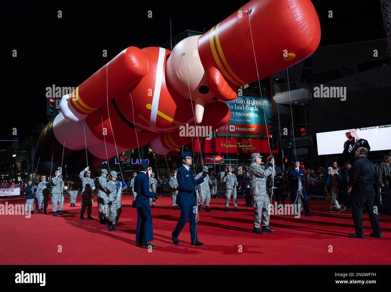 LOS ANGELES (27 novembre 2022) i membri della Civil Air Patrol si disputano una palloncino soldato giocattolo durante la 90th° parata annuale di Natale di Hollywood che sostiene i giocattoli marini per i giocattoli, 27 novembre 2022. Marine Toys for Tots, che celebra il suo 75th° anniversario, distribuisce in media 18 milioni di giocattoli a 7 milioni di bambini meno fortunati ogni anno. Foto Stock