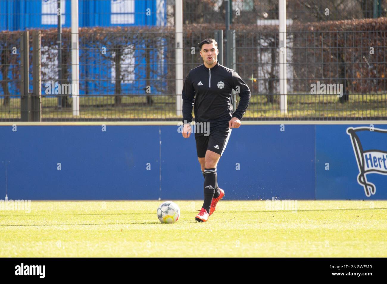 Berlino, Germania. 19th Feb, 2023. Durante la partita tra Hertha Berlin II Vs. Tennis Borussia Berlin, al round 21 della Lega Regionale Nord-Est, Berlino, Germania, 19 febbraio 2023. Iñaki Esnaola / Alamy Live News Credit: Iñaki Esnaola/Alamy Live News Foto Stock