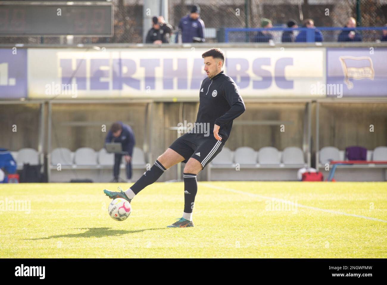 Berlino, Germania. 19th Feb, 2023. Durante la partita tra Hertha Berlin II Vs. Tennis Borussia Berlin, al round 21 della Lega Regionale Nord-Est, Berlino, Germania, 19 febbraio 2023. Iñaki Esnaola / Alamy Live News Credit: Iñaki Esnaola/Alamy Live News Foto Stock