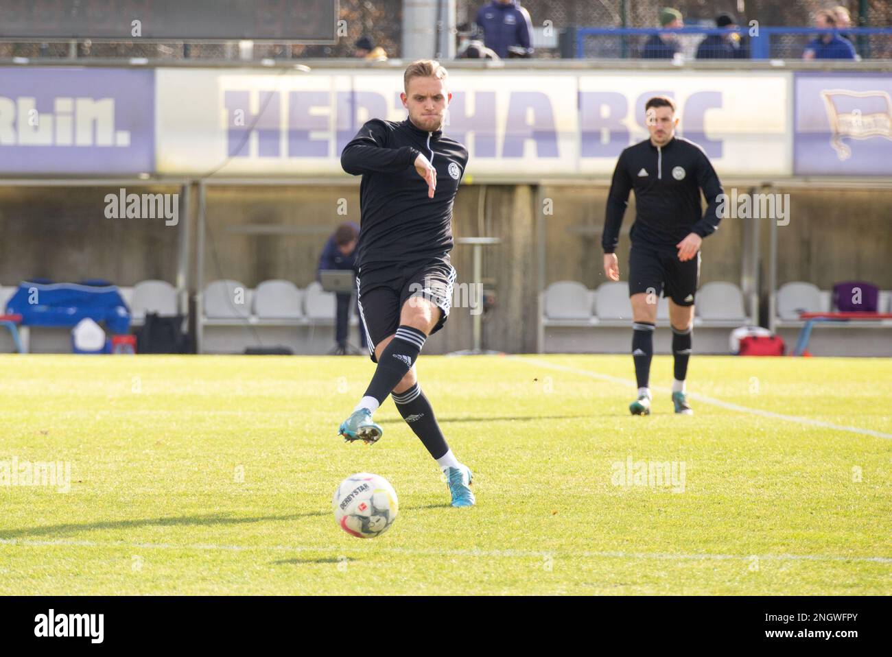 Berlino, Germania. 19th Feb, 2023. Durante la partita tra Hertha Berlin II Vs. Tennis Borussia Berlin, al round 21 della Lega Regionale Nord-Est, Berlino, Germania, 19 febbraio 2023. Iñaki Esnaola / Alamy Live News Credit: Iñaki Esnaola/Alamy Live News Foto Stock