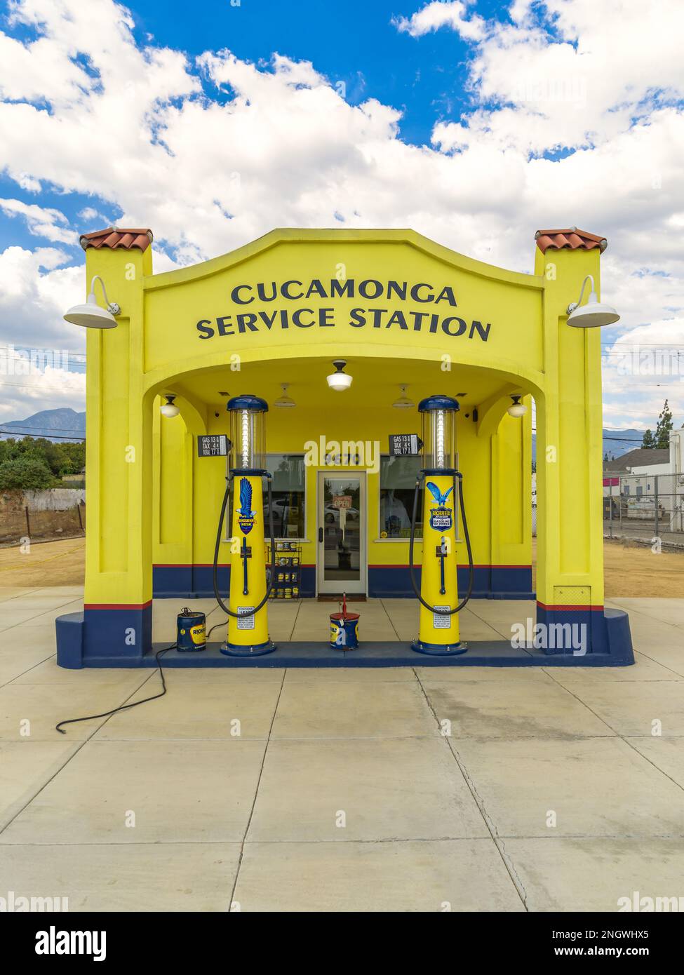 Rancho Cucamonga, Stati Uniti d'America - 10 settembre 2017: Restaurato storico punto di riferimento 1915 Cucamonga Service Station sulla Route 66. Foto Stock