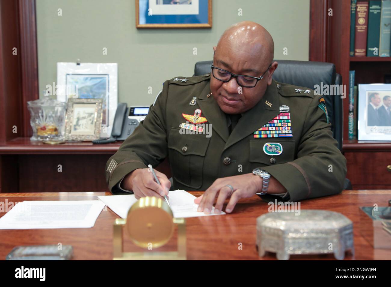 Gen. Isaac Johnson, Jr., comandante generale, Stati Uniti Army Civil Affairs and Psychological Operations Command (Airborne), firma il Memorandum of Understanding che sigilla una partnership tra il Baker Institute for Public Policy della Rice University e l'USAPACOC(A), nell'ufficio dell'ex Segretario di Stato degli Stati Uniti e Capo dello Stato maggiore della Casa Bianca James Baker, III, presso il Baker Institute di Houston, Texas, il 28 novembre 2022. Il MOU è finalizzato a fornire ulteriori opportunità di formazione agli Stati Uniti Specialisti del governo militare della Riserva militare (38G). Foto Stock