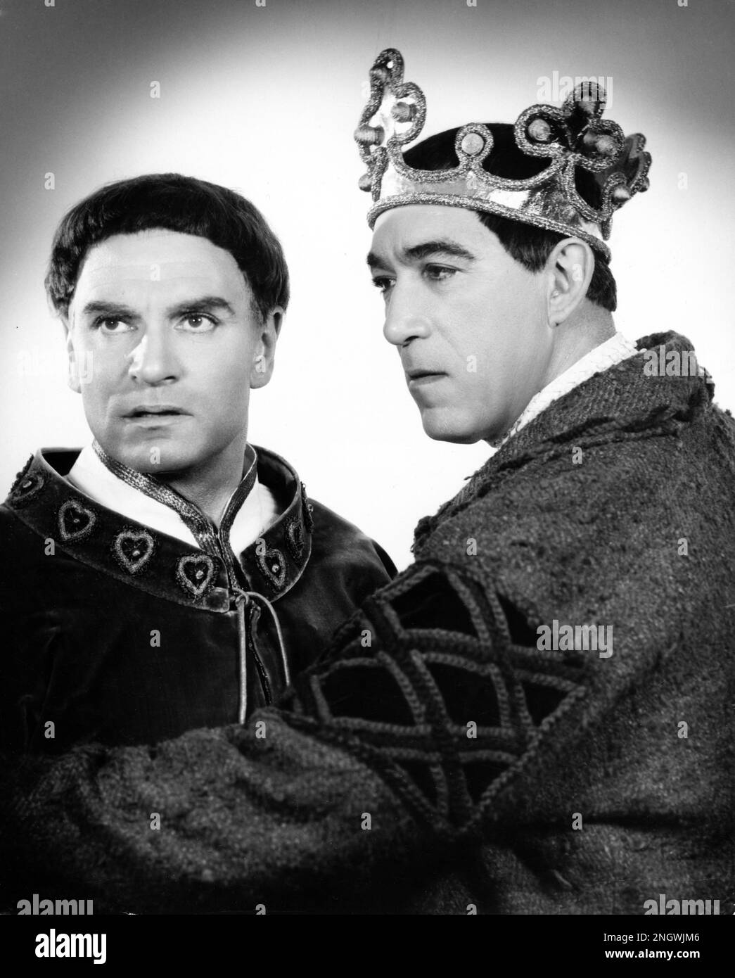 LAURENCE OLIVIER come Thomas Becket e ANTHONY QUINN come re Enrico II d'Inghilterra ritratto di FRIEDMAN-ABELES in BECKET regista PETER GLENVILLE gioco di Jean Anouilh tradotto da Lucienne Hill Costumi da Motley musica Laurence Rosenthal presentatore David Merrick prima esecuzione il 5th 1960 ottobre a St James Theatre a New York Foto Stock