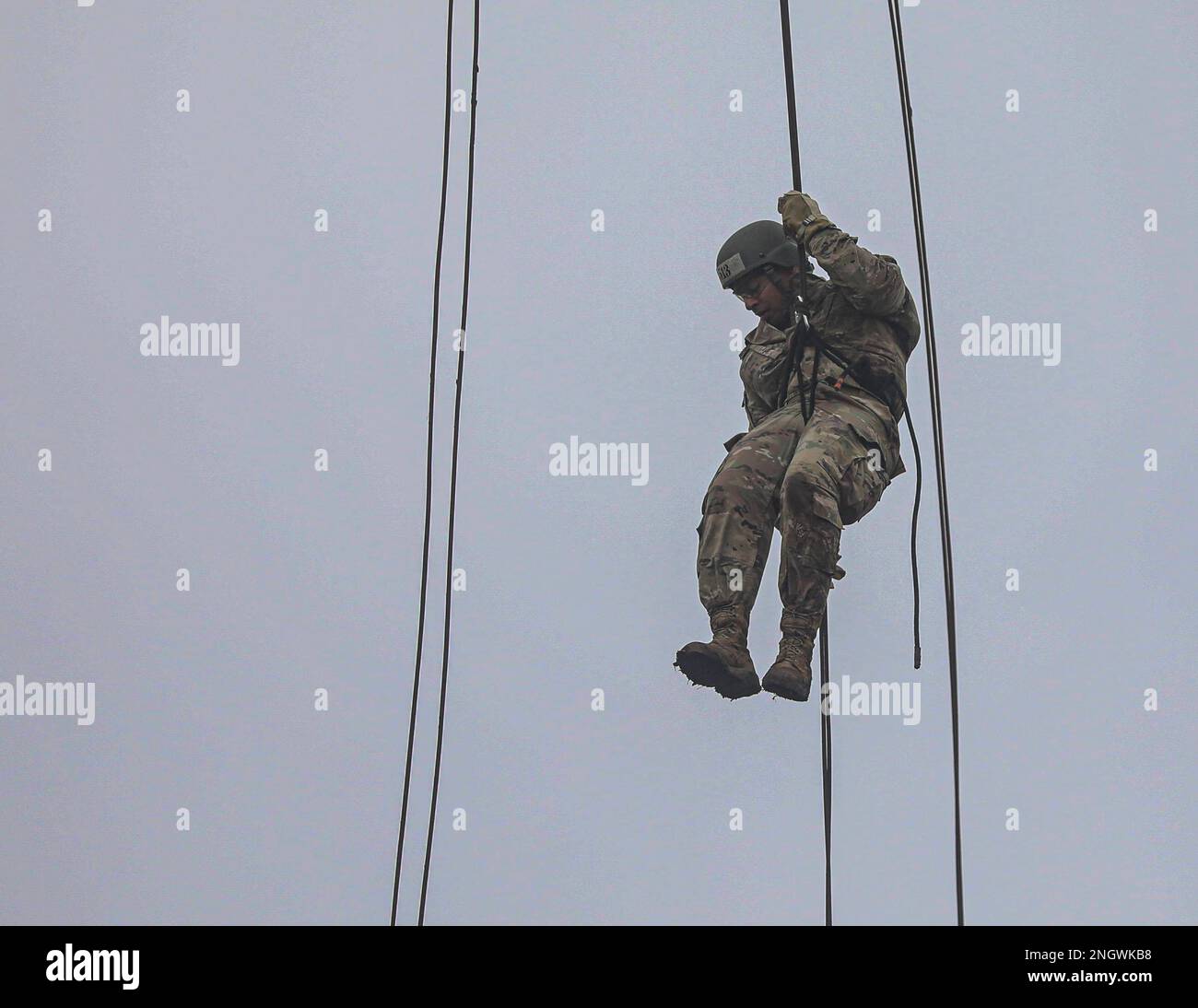 Un soldato dell'esercito americano si precipita verso il basso durante la terza fase della scuola d'assalto aereo nella base aerea Mihail Kogalniceanu, Romania, il 29 novembre 2022. Il rappelling in elicottero è uno degli ultimi eventi richiesti per laurearsi alla scuola di assalto aereo. Foto Stock