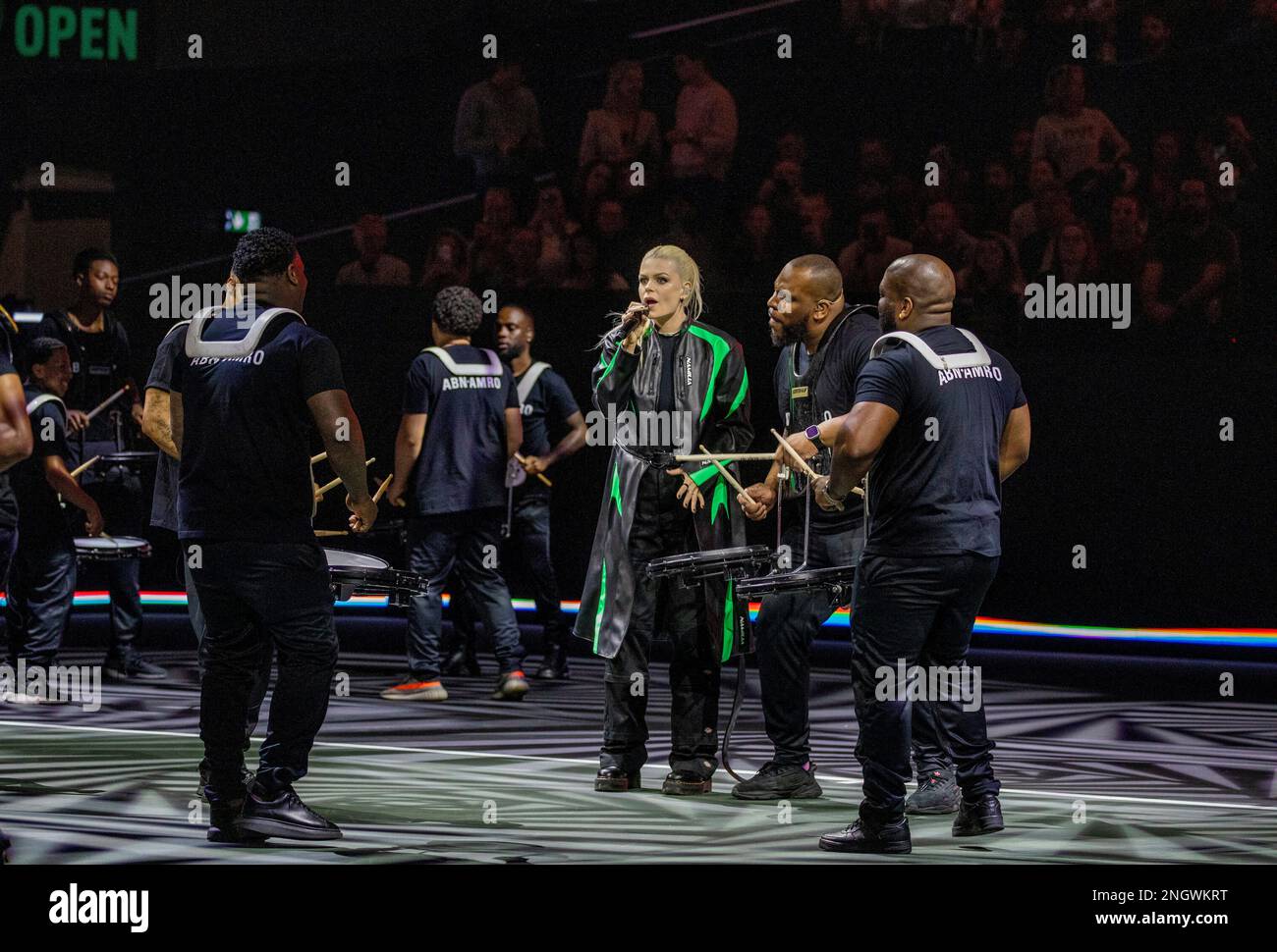 Rotterdam, Niederlande. 19th Feb, 2023. Davina Michel cantando ad AHOY a Rotterdam, il 19 febbraio 2023, prima della finale maschile di singolare dell'edizione 50th del torneo ABN AMRO Open di tennis Credit: Albert Nieboer/Netherlands OUT/Point de Vue OUT/dpa/Alamy Live News Foto Stock