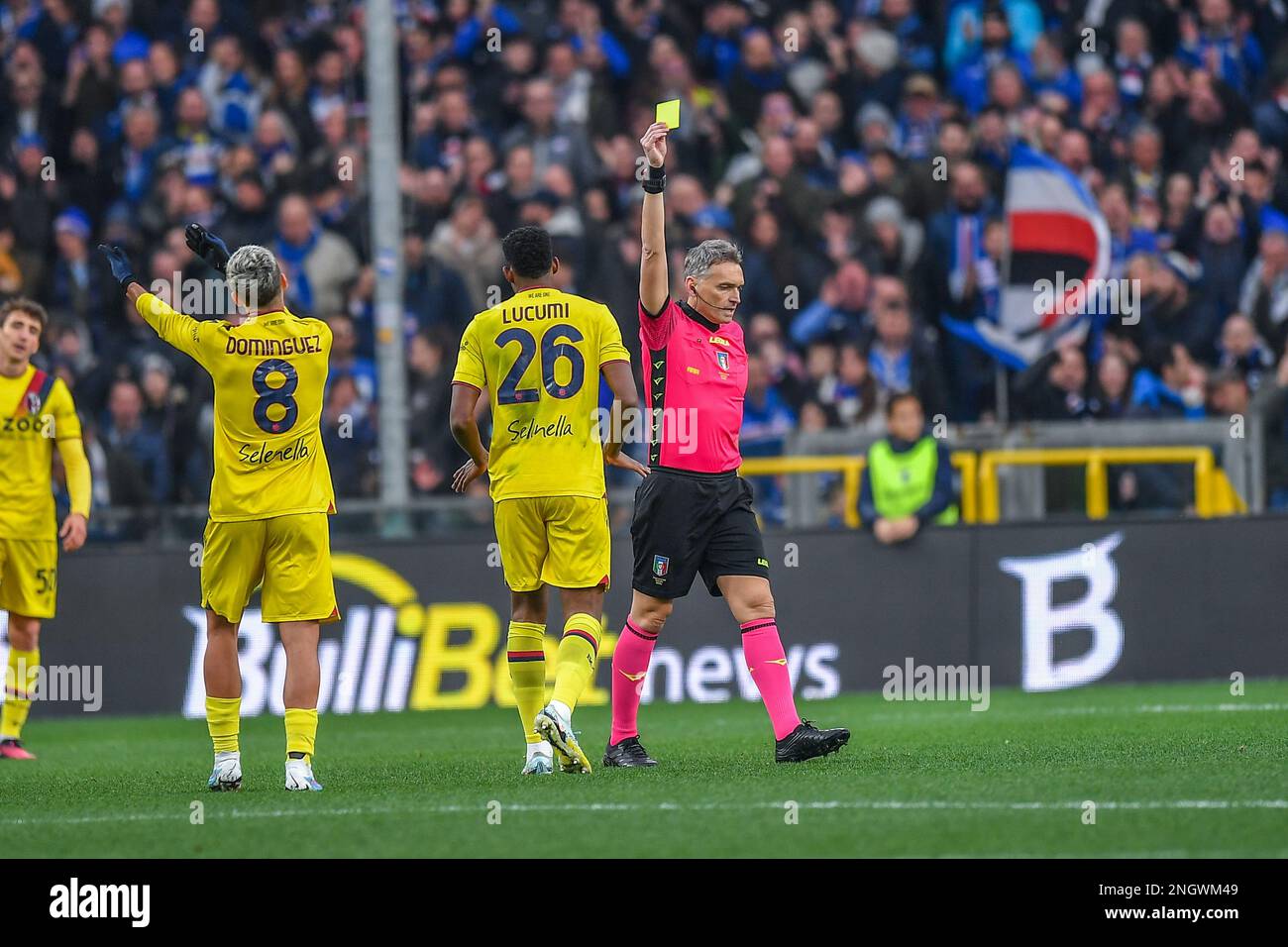 18 febbraio 2023, Genova, Italia: Genova, Italia, Stadio Luigi Ferraris, 18  febbraio 2023, il Referee della partita Massimiliano Irrati alla carta  gialla Pistoia per Jhon Janer Lucumi Bonill (Bologna) durante UC Sampdoria