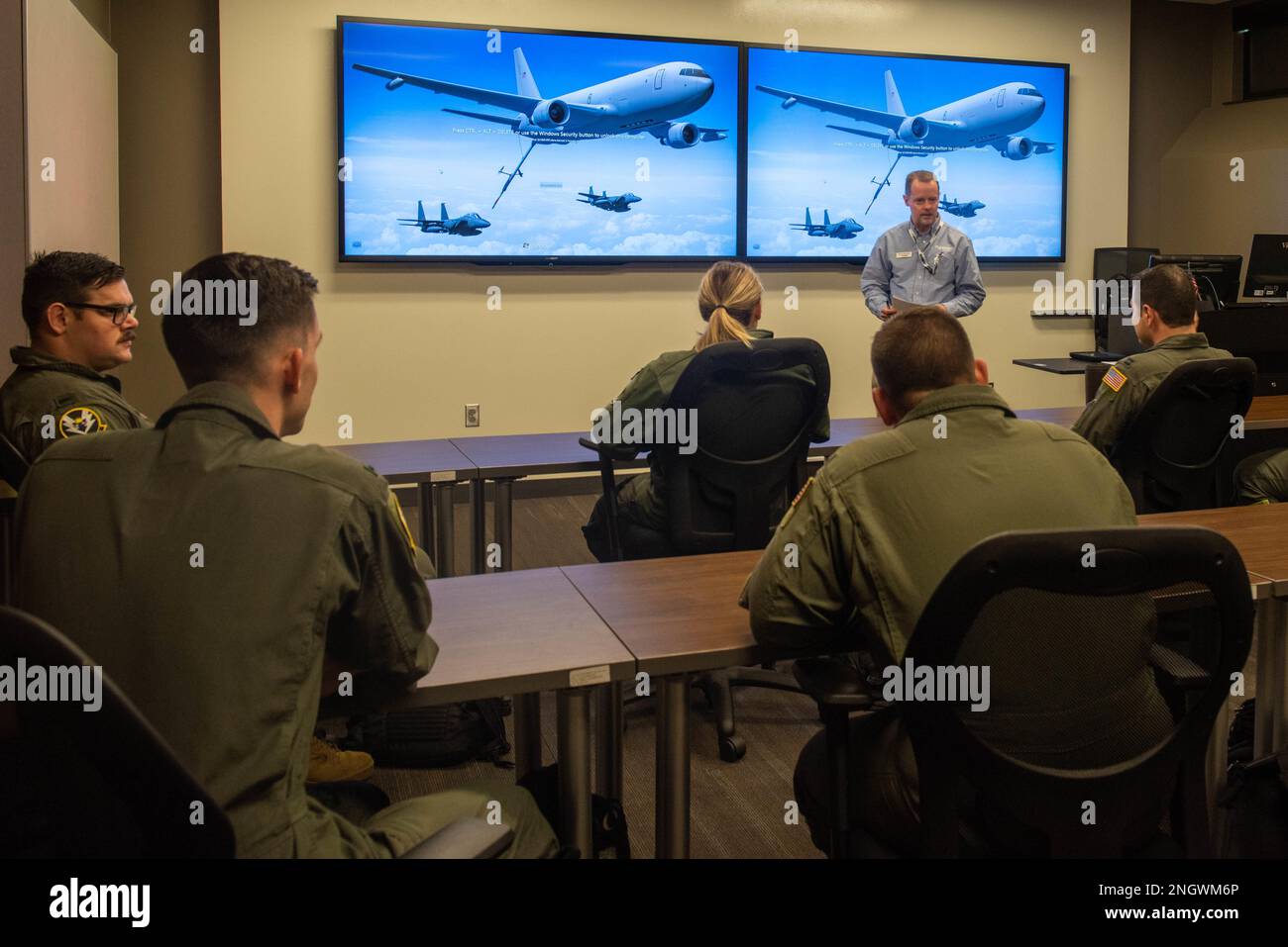 Nicola Borghini, istruttore pilota di Pegasus KC-46, insegna agli studenti copilot KC-46 presso la base aerea di Altus, Oklahoma, 29 novembre 2022. Gli studenti del 56th Air Refuelling Squadron attraversano diverse fasi durante la formazione: Formazione in aula e basata su computer, formazione con simulatore e formazione Flightline. Foto Stock