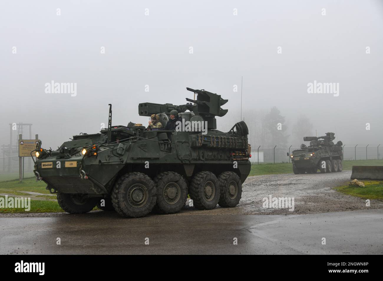 STATI UNITI Soldati con 5th Battaglione 4th Air Defense Artillery Regiment (5-4 ADAR) conducono la formazione dei piloti su tre veicoli Stryker A1 dotati di sistemi Mobile Short Range Air Defense (M-SHORAD) presso l'Oberdachstetten Training Area, Ansbach, Germania, 29 novembre 2022. Foto Stock