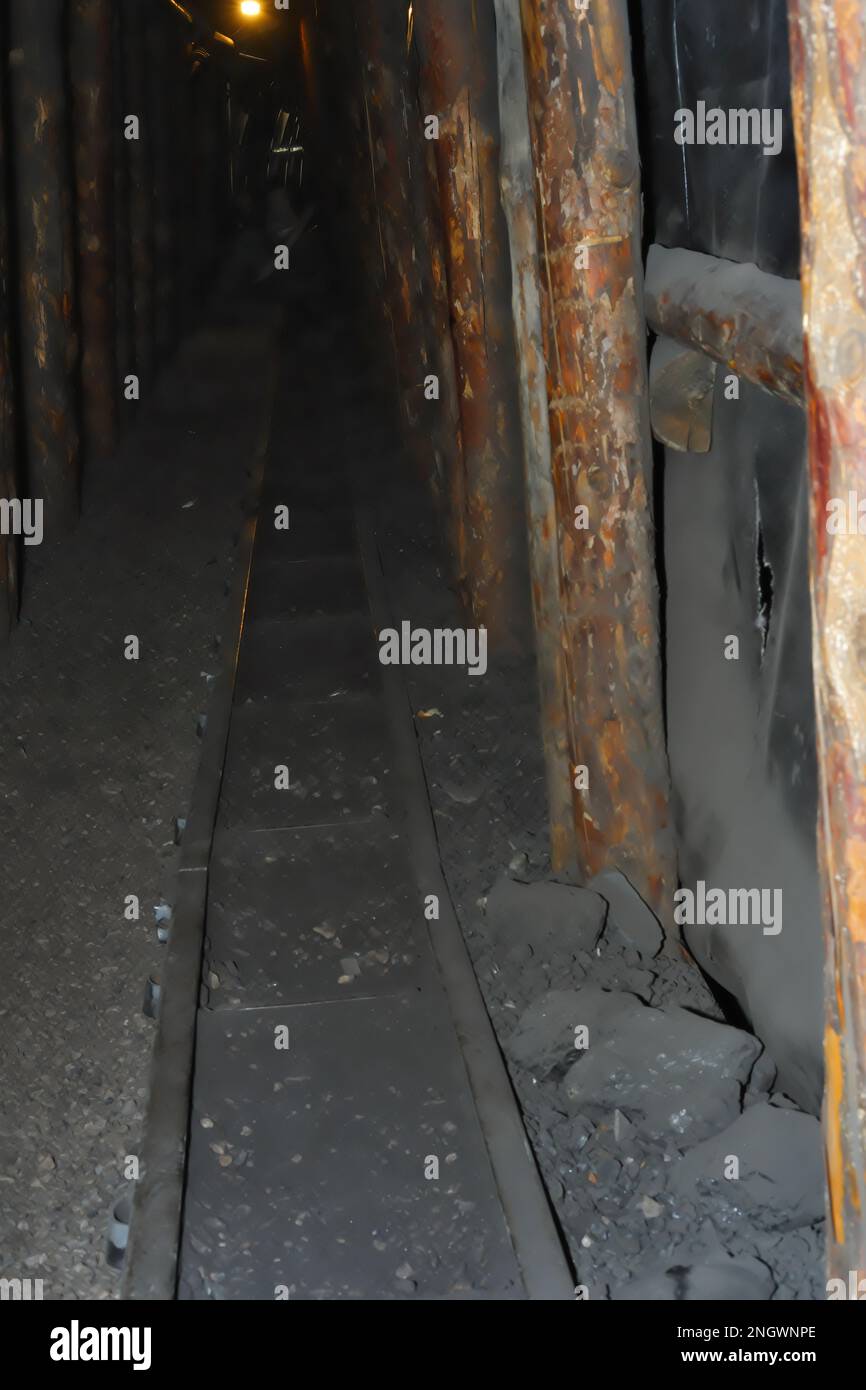 Binario ferroviario ai passaggi delle gallerie minerarie del carbone sotterranee Foto Stock