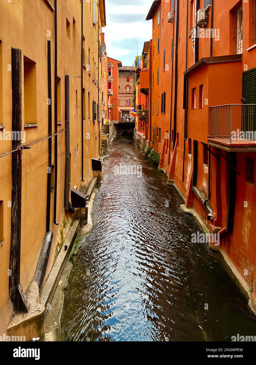 Una vista sul canale di Reno attraverso Bologna, Italia. Anche se Bologna è una città interna, per secoli è stata un'importante via navigabile e commerciale Foto Stock