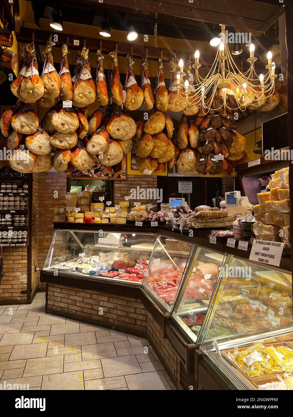 Un affascinante negozio di quartiere nel vecchio mercato di quadrilatero, Bologna Italia, che offre salumi tradizionali, formaggi e olio d'oliva. Foto Stock
