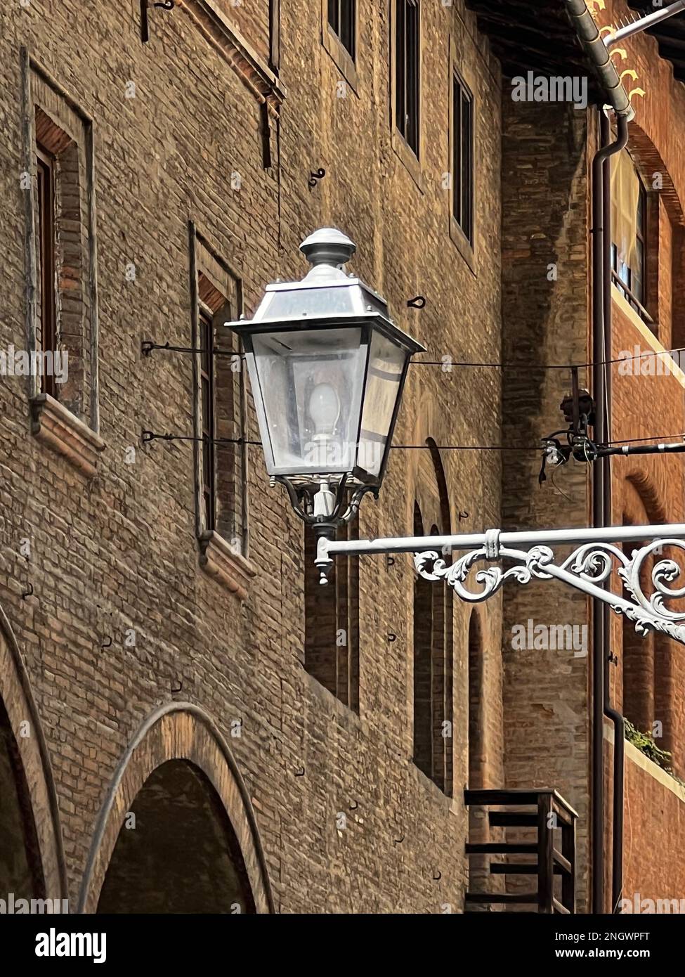 A Bologna, Italia, si trova una lampada decorativa per la strada Foto Stock
