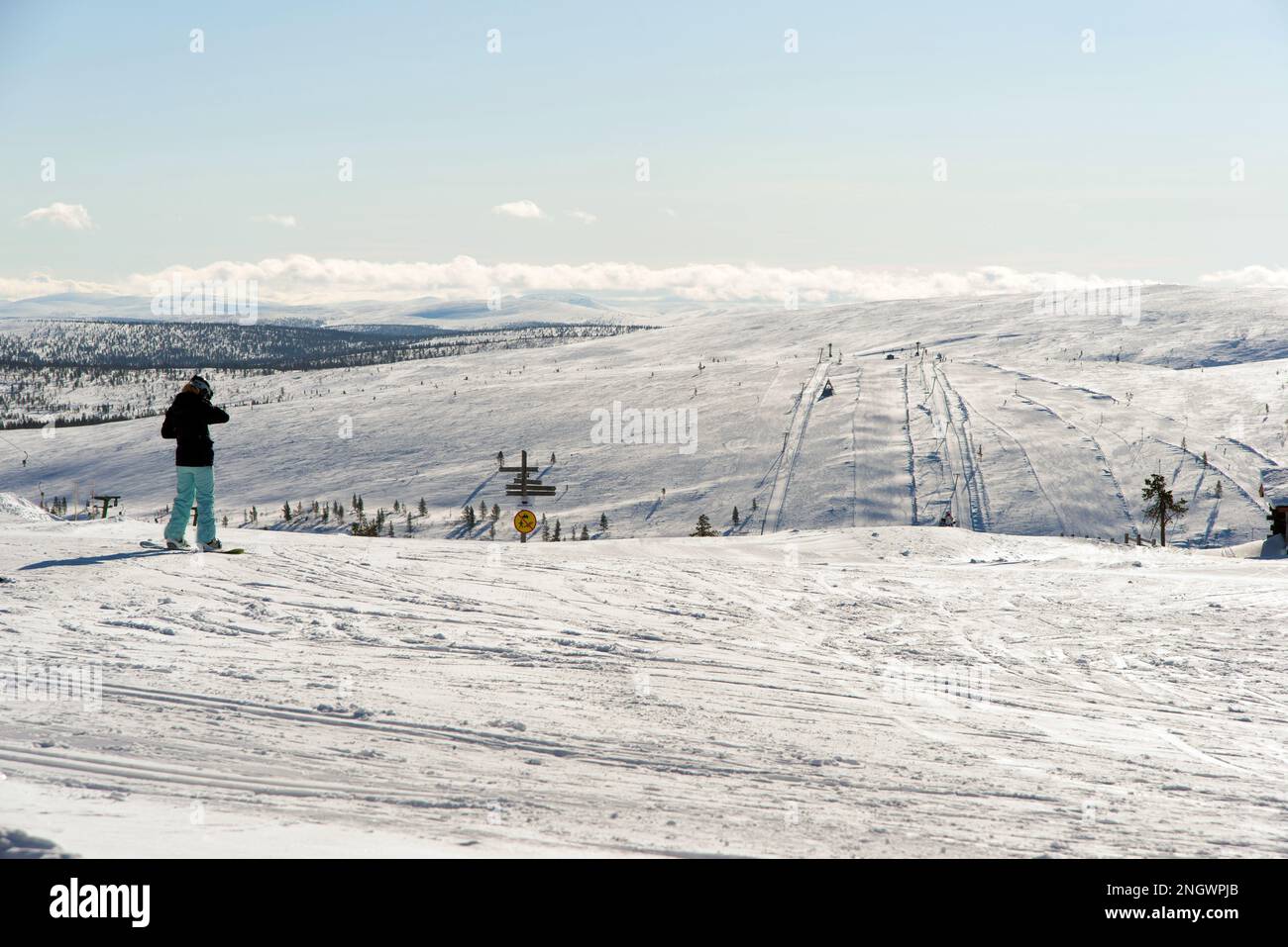 Donna irriconoscibile vista dalla schiena alle piste da sci di Saariselka. Lapponia Foto Stock