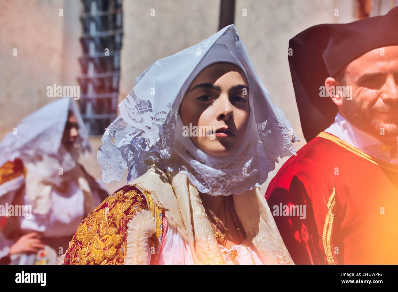 Ritratto di una donna elegante alla processione religiosa di Sant'Efisio a Cagliari Foto Stock