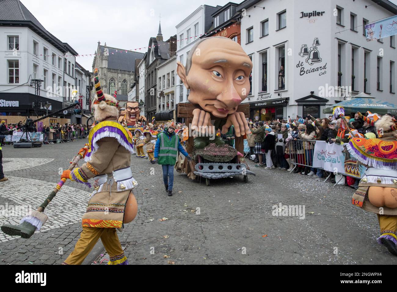 L'illustrazione mostra lo Zondagstoet della 93rd edizione del carnevale di Aalst, domenica 19 febbraio 2023. FOTO DI BELGA NICOLAS MAETERLINCK Foto Stock