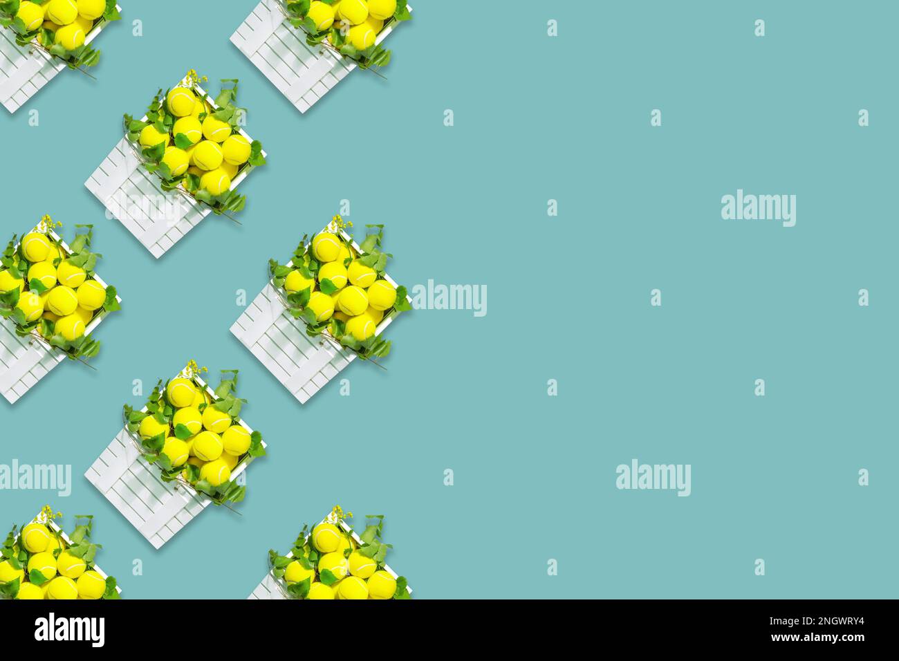 Tennis sfondo. Composizione sportiva con palle da tennis gialle in scatole bianche di legno con rami verdi su sfondo blu con spazio copia. Estate Foto Stock