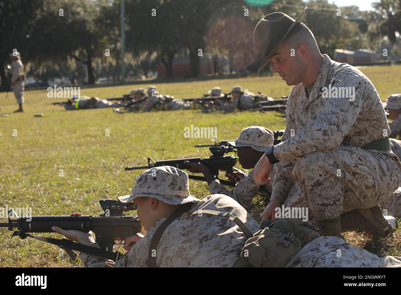 Recruits con Echo Company, 2nd battaglione di addestramento del reclutamento, pratica la posizione di tiro prona durante la settimana dell'erba a bordo del deposito di reclutamento della Corp marina Parris Island 29 novembre 2022. Qualificandosi con il M16-A4 Service Rifle insegna alle reclute a capire il sistema di armi per mantenere il concetto “ogni Marina a Rifleman”. Foto Stock