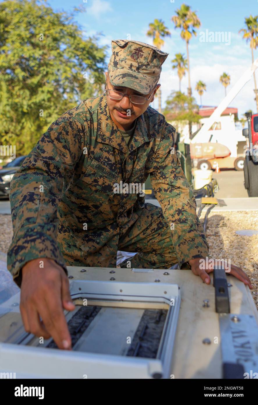 STATI UNITI Alex Carrillo Orantes, tecnico di impianti elettrici con 1st Intelligence Battalion, i Marine Expeditionary Force Information Group, conduce la manutenzione su un'unità di distribuzione di potenza portatile a supporto di Steel Knight 23 presso Marine Corps base Camp Pendleton, 29 novembre 2022. SK23 è un esercizio di addestramento annuale condotto dalla divisione Marine 1st che consente al team Navy-Marine Corps di operare in un ambiente realistico e a armi combinate per migliorare le tattiche, le tecniche e le procedure di combattimento navale. Foto Stock