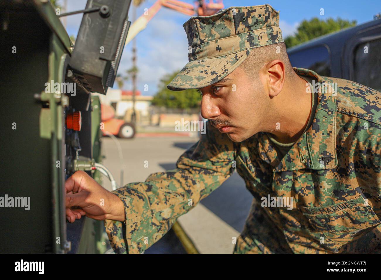 STATI UNITI Alex Carrillo Orantes, ingegnere tecnico di impianti elettrici con 1st Intelligence Battalion, i Marine Expeditionary Force Information Group, effettua la manutenzione di un generatore MEP-1070 a supporto di Steel Knight 23 presso Marine Corps base Camp Pendleton, 29 novembre 2022. SK23 è un esercizio di addestramento annuale condotto dalla divisione Marine 1st che consente al team Navy-Marine Corps di operare in un ambiente realistico e a armi combinate per migliorare le tattiche, le tecniche e le procedure di combattimento navale. Foto Stock