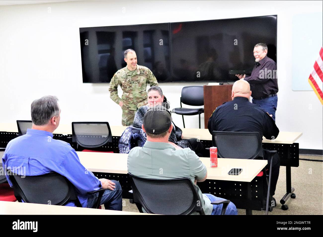 Stephen Messenger, comandante di Fort McCoy Garrison, parla ai membri del pubblico durante la presentazione della medaglia 29 novembre 2022, Dove Raymond A. Brand II riceve la Medaglia di commendenza del Servizio civile dell'esercito per "servizio e prestazioni eccezionali" a causa di sforzi "eroici" per salvare due persone in un incidente stradale nel febbraio 2022 a Sparta, Wisconsin. La cerimonia si è svolta presso la sede centrale della direzione dei servizi di emergenza di Fort McCoy, con la partecipazione di vigili del fuoco e poliziotti, nonché della moglie di Brand Jennifer e del comando Sgt. Maj. Raquel DiDomenic Foto Stock