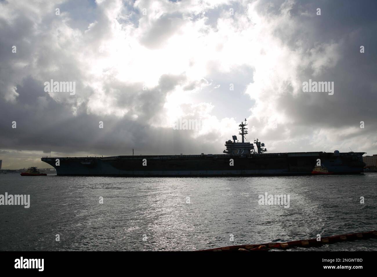 SAN DIEGO (29 novembre 2022) la portaerei di classe Nimitz USS Abraham Lincoln (CVN 72) transita nell'Oceano Pacifico. Abraham Lincoln sta attualmente conducendo operazioni di routine nella flotta degli Stati Uniti 3rd. Foto Stock