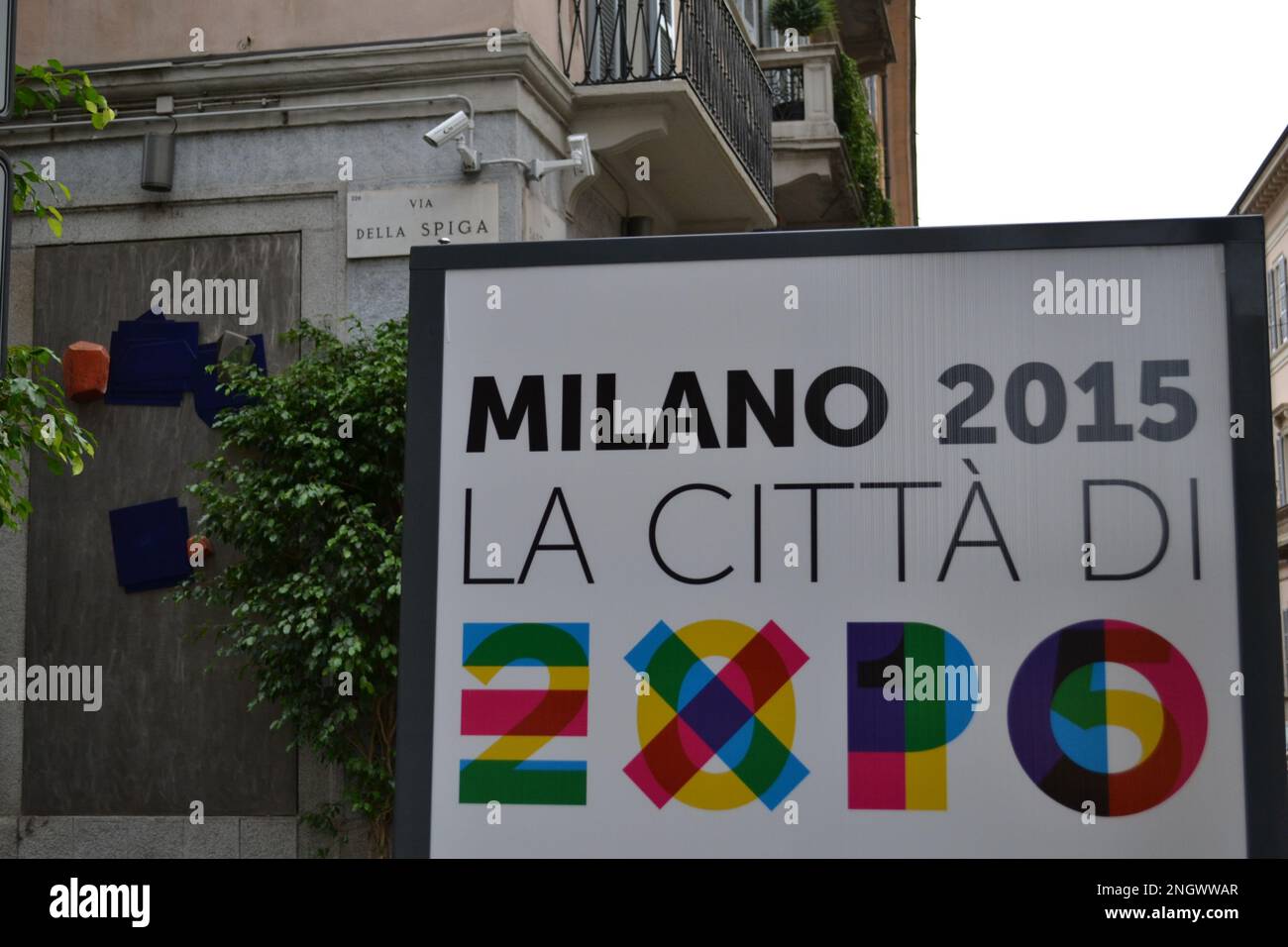 Bella pubblicità esposta sulla via della moda Via della Spiga di Milano.Advertising rappresenta il marchio commerciale di Expo Milano 2015. Foto Stock