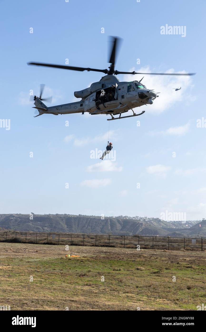 STATI UNITI Marines con Marine Light Attack Helicopter Squadron 169, Marine Aircraft Group 39, 3rd Marine Aircraft Wing (MAW), lift U.S. Ryan Grant, direttore generale del dipartimento di Navy Master, con lo Squadrone 3 di Elicottero Sea, durante il Cavaliere d'acciaio 23, a Imperial Beach, California, 29 novembre 2022. L'esercizio fornisce a 3rd MAW l'opportunità di perfezionare la lotta di livello Wing a supporto della i Marine Expeditionary Force e della manovra della flotta. Foto Stock