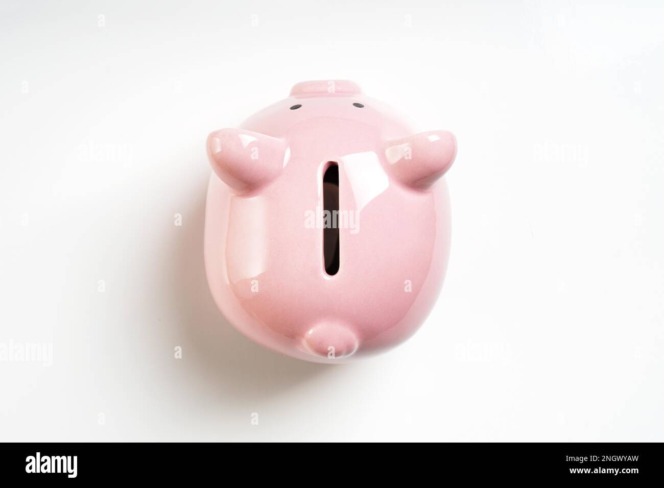 Vista aerea piggy o moneta della banca o piggybank o casella di denaro - Finanza e concetto di risparmio su sfondo bianco con ombra Foto Stock