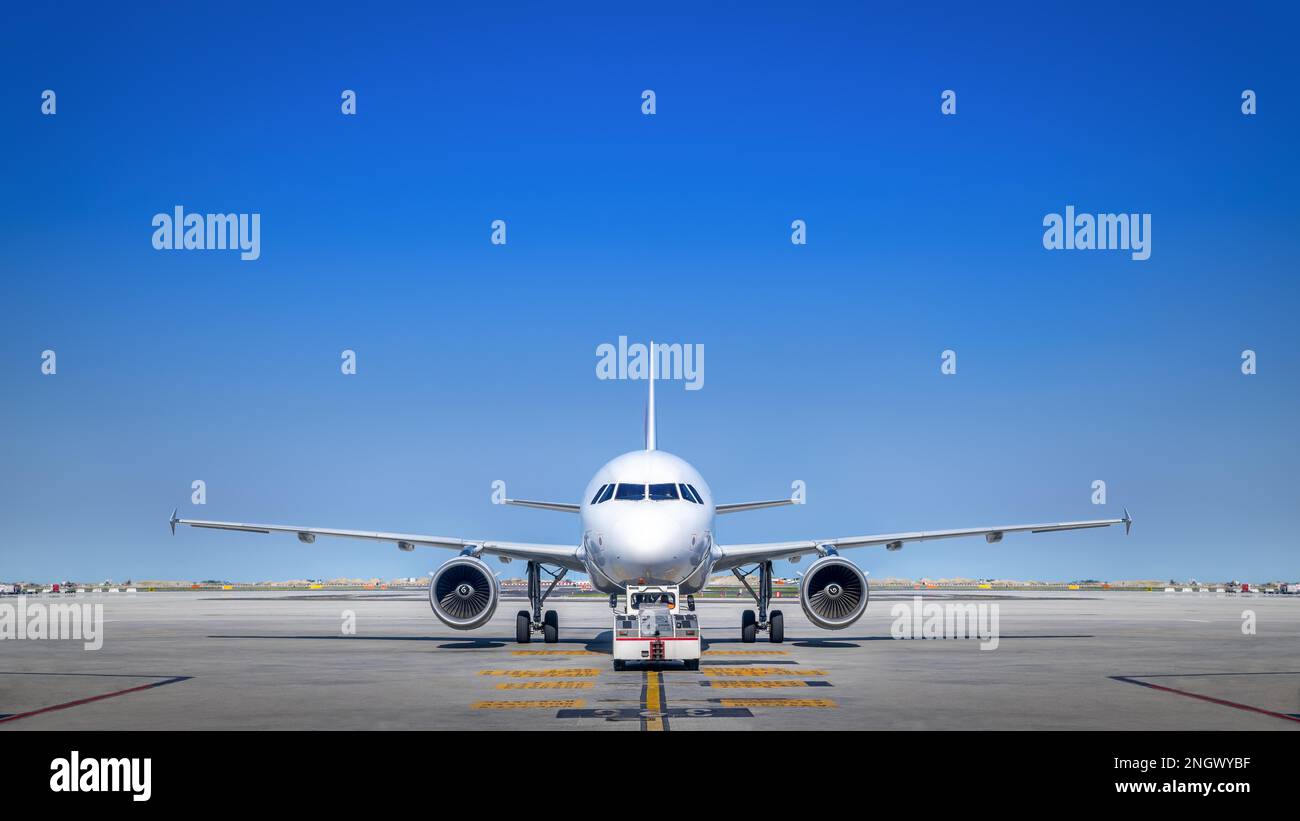 airliner ottiene il servizio su un campo aereo Foto Stock