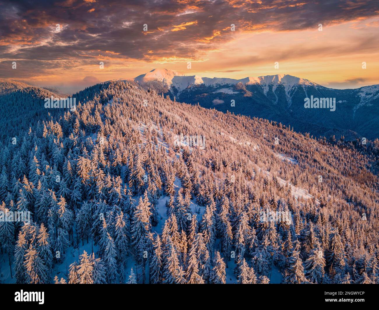 Un'epica natura selvaggia invernale. Tramonto panoramico invernale in montagna Foto Stock