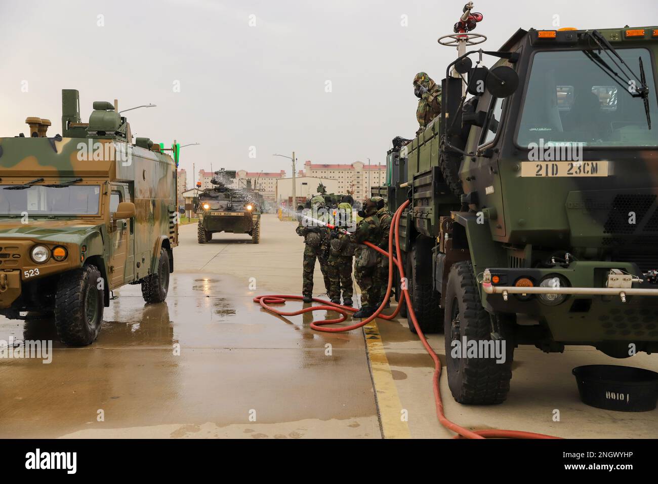 Soldati assegnati a 61st Società chimica, biologica, radiologica e nucleare, 23rd Battaglione CBRN, 2nd Brigata di supporto della Divisione di Fanteria, 2nd Divisione di Fanteria/ROK-USA Divisione combinata condurre la decontaminazione e la formazione di ricognizione con la 51st Divisione di Fanteria, 169th Brigade CBRN elemento Repubblica di Corea Armata sul campo di Humphreys, Repubblica di Corea, 29 novembre 2022. La formazione offre al personale statunitense e ROKA l'opportunità di lavorare in scenari che potrebbero affrontare in situazioni reali. Foto Stock