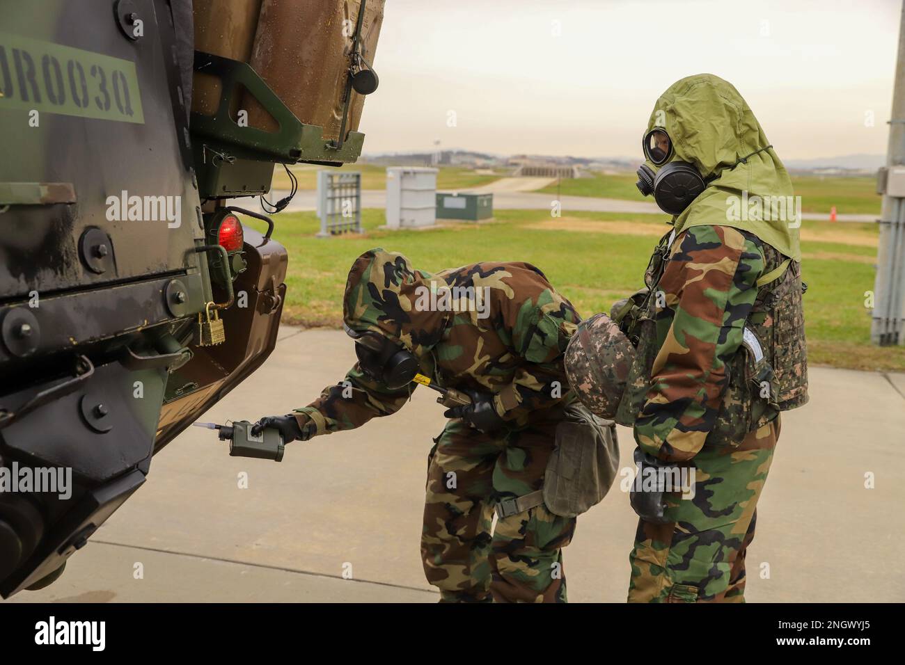 Soldati assegnati a 61st Società chimica, biologica, radiologica e nucleare, 23rd Battaglione CBRN, 2nd Brigata di supporto della Divisione di Fanteria, 2nd Divisione di Fanteria/ROK-USA Divisione combinata condurre la decontaminazione e la formazione di ricognizione con la 51st Divisione di Fanteria, 169th Brigade CBRN elemento Repubblica di Corea Armata sul campo di Humphreys, Repubblica di Corea, 29 novembre 2022. La formazione offre al personale statunitense e ROKA l'opportunità di lavorare in scenari che potrebbero affrontare in situazioni reali. Foto Stock