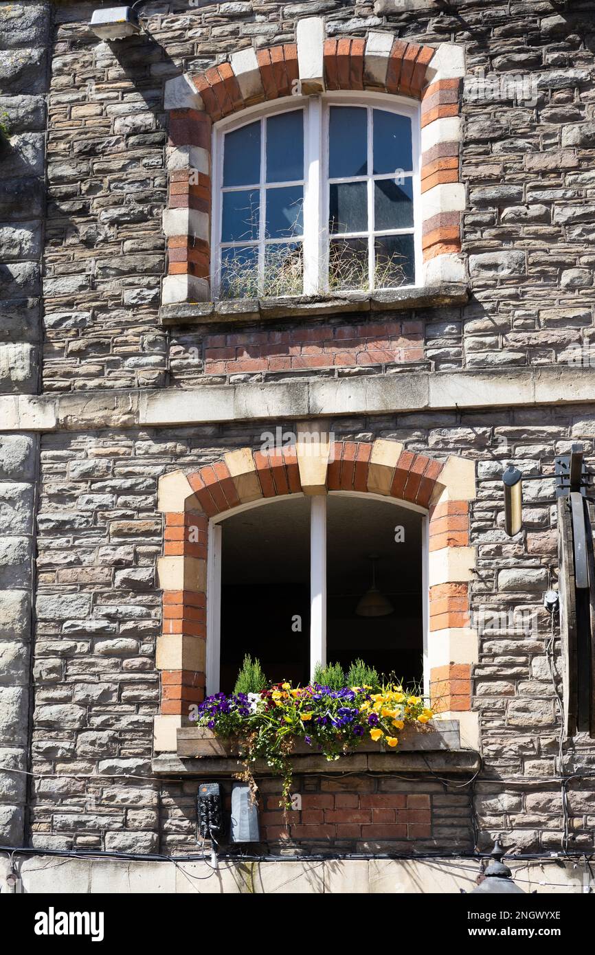 BRISTOL, Regno Unito - 14 maggio : insolito windows su un edificio di Bristol il Maggio 14, 2019 Foto Stock